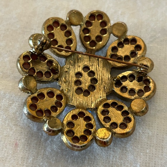 GORGEOUS VINTAGE AURORA BOREALIS CENTER GLASS GOLD TONE BROOCH - Picture 5 of 5